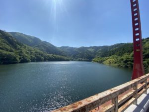 橋の上から眺める奥矢作湖